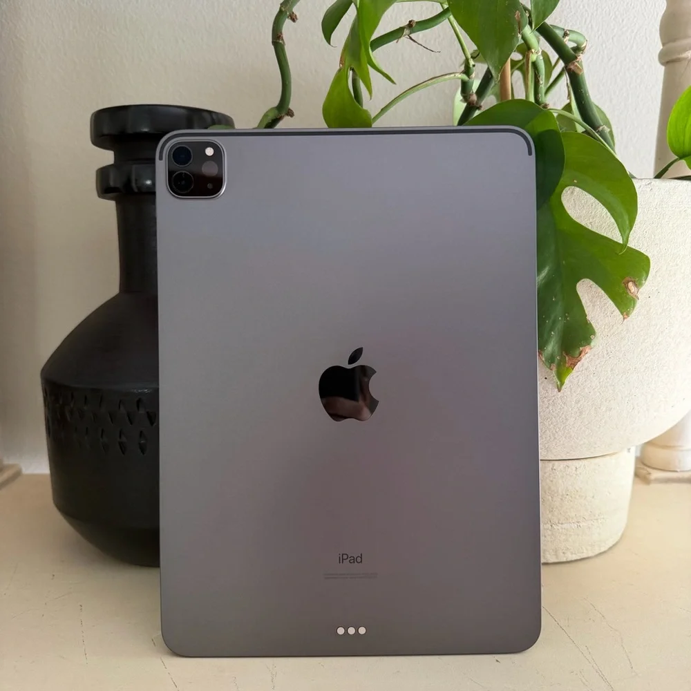 Apple iPad Pro 11-Inch 2nd Gen (2020) Set with Accessories